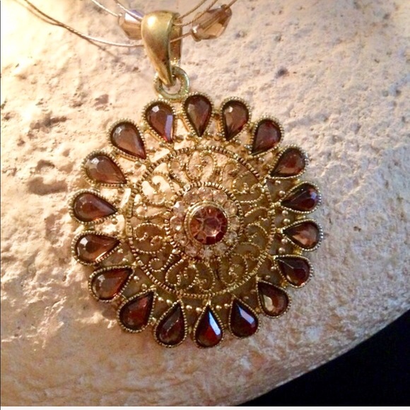 ✨BROWN & GOLD WIRE MEDALLION NECKLACE✨ - Picture 1 of 2